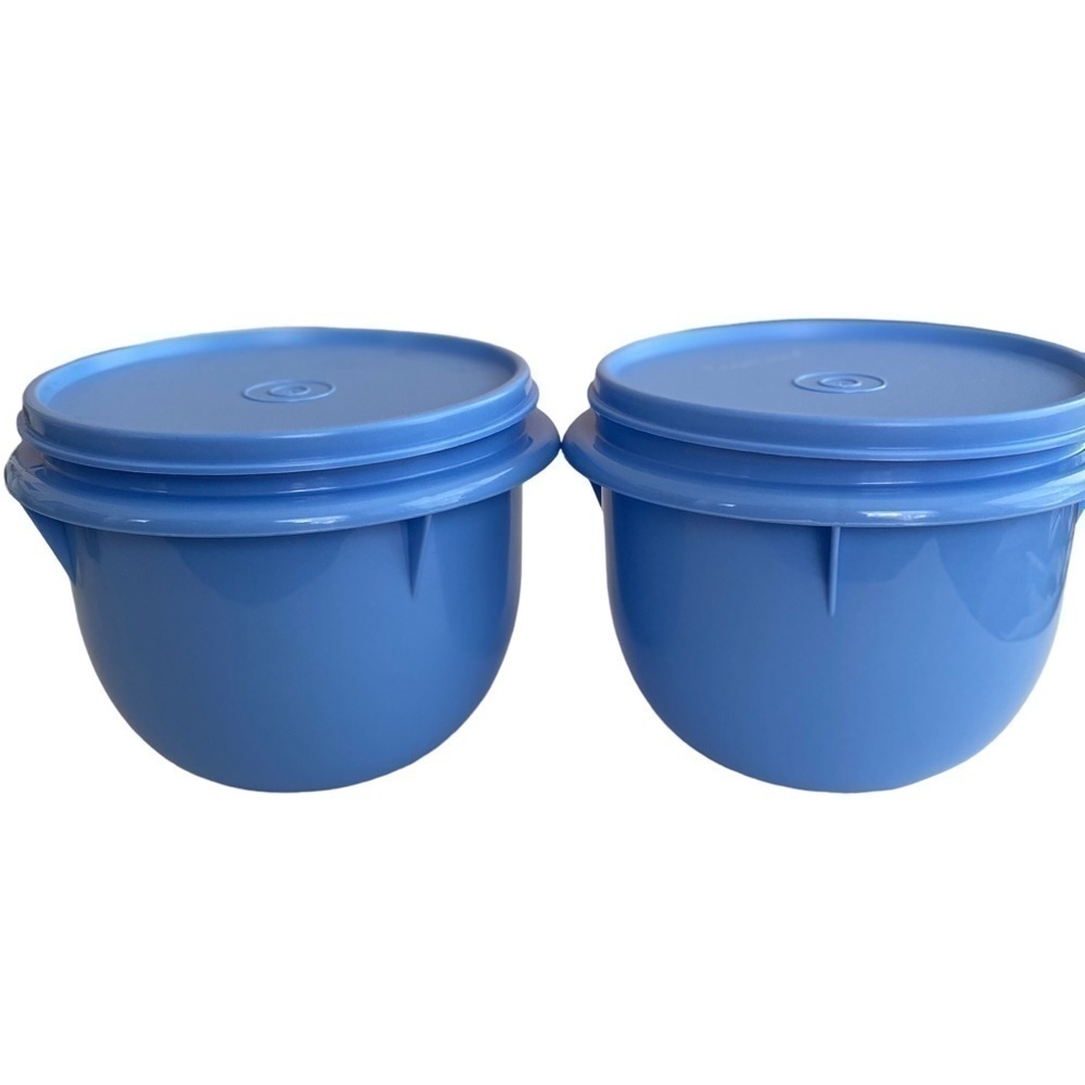 Tupperware set of 2, 5 cups